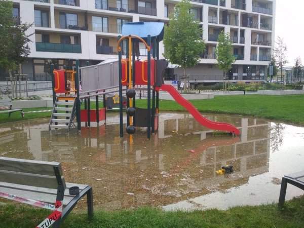 Детская площадка превращается в аквапарк