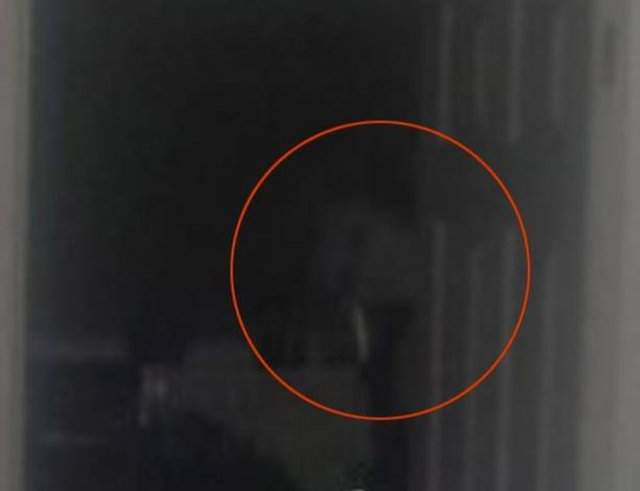 Парень сделал фото в темноте и результат многих напугал — кто-то даже рассмотрел призрака