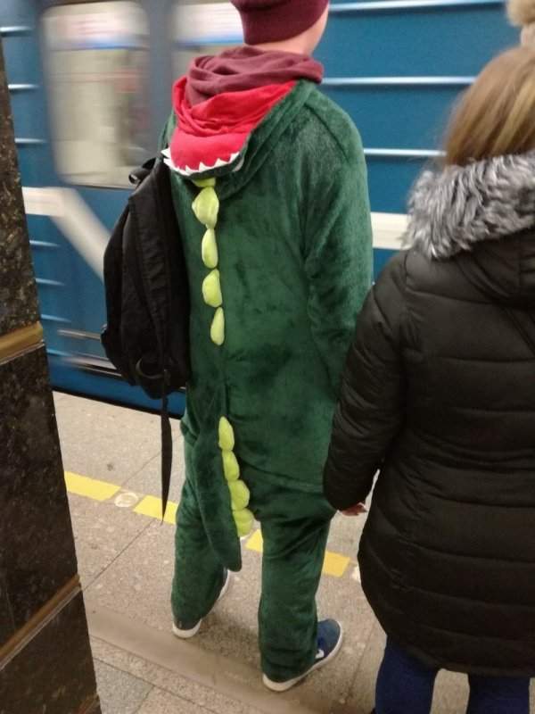 парень в костюме динозавра