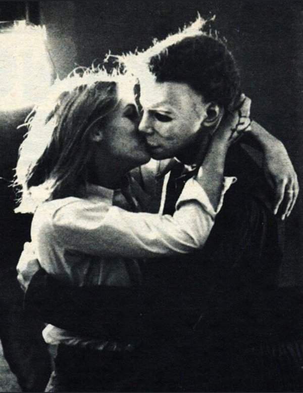 Джейми Ли Кёртис целует Майкла Майерса на съемках &quot;Хэллоуина&quot;