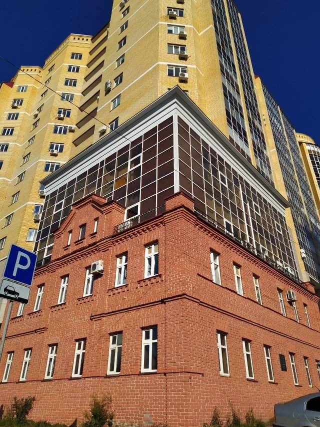 Дом Курчатова», встроенный в высотку-новостройку. В этом здании XIX века несколько лет жил юный Игорь Курчатова, когда его отец служил в Симбирске.
