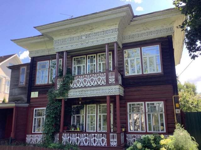 Дом Воробьева в Вологде — местная тончайшая резьба в 1910 году встретилась с искусством модерна.