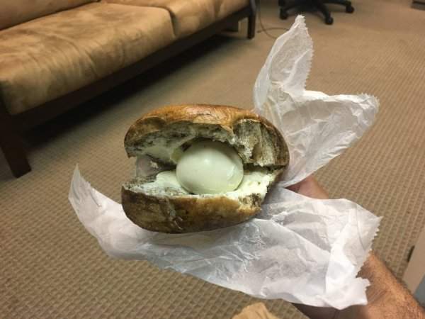 Бутерброд с яичком и сыром, приятного аппетита