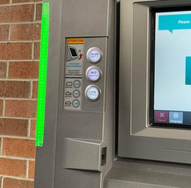 Кнопки на банкомате, которые регулируют его высоту в зависимости от типа машины