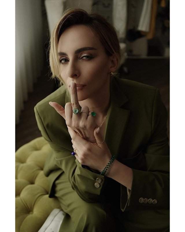 Екатерина Варнава в зеленом пиджаке