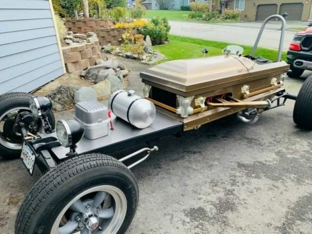 Гроб на колесиках: мужчина с Аляски построил необычное транспортное средство
