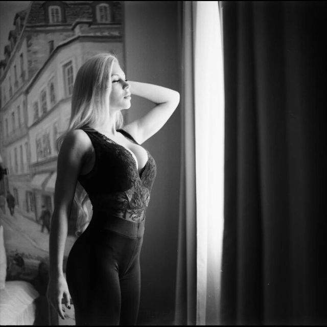 Анна Храмцова смотрит в окно