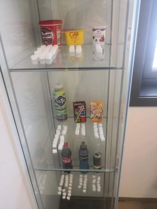 Витрина в кабинете стоматолога, которая демонстрирует количество сахара в разных продуктах