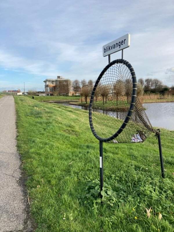 Специальные мусорки для велосипедистов в Нидерландах