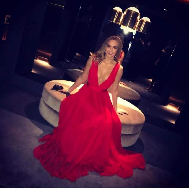 Джоди Комер в красном платье