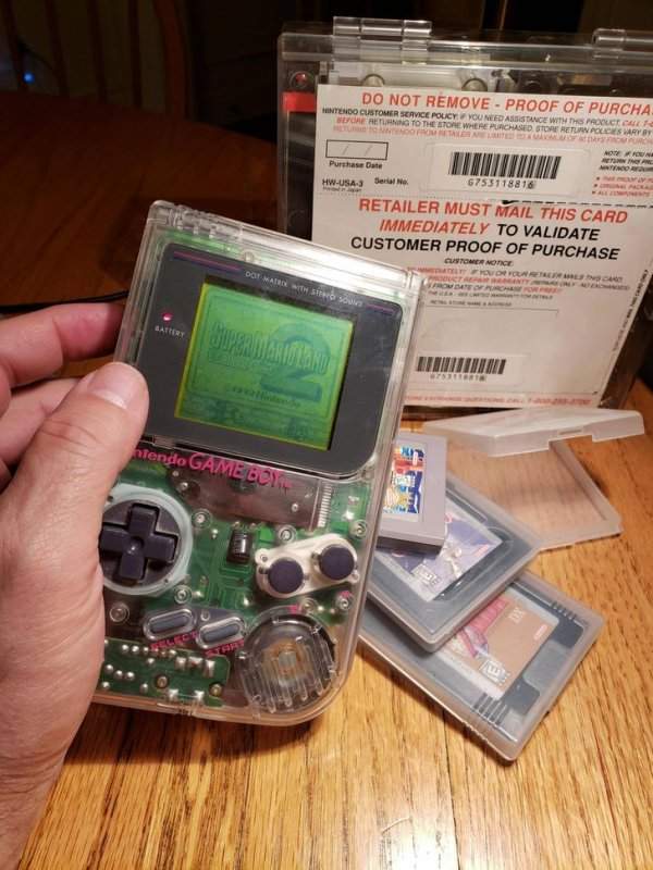 Портативная игровая система Game Boy, которая работает с 1989 года