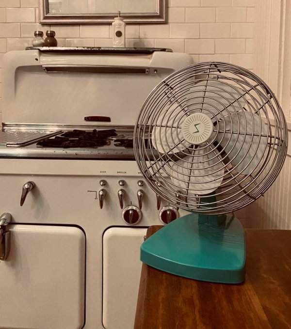 Кухонная плита и вентилятор 50-х годов