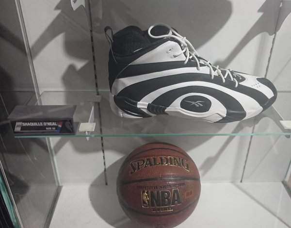 Кроссовок Шакила О’Нила в сравнении с баскетбольным мячом