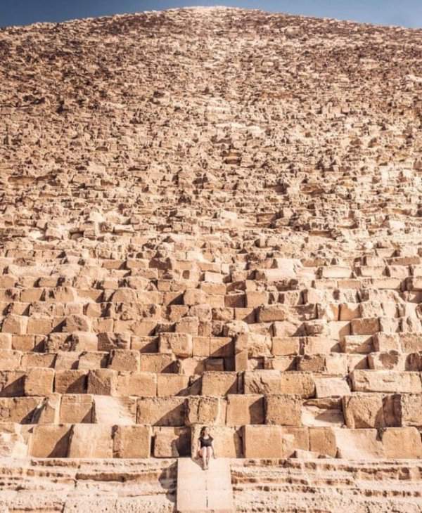 Девушка у подножия пирамиды