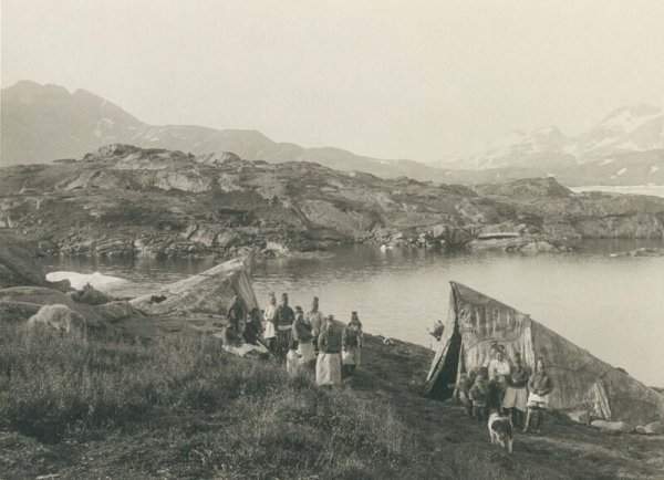 Летние палатки в Аммассалике. 1889 г.