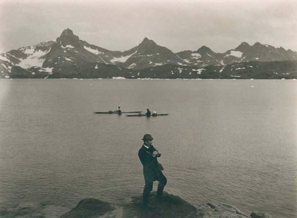 Автопортрет фотографа. Томас Краббе стоит над бухтой Тасиусак. 1889 г.