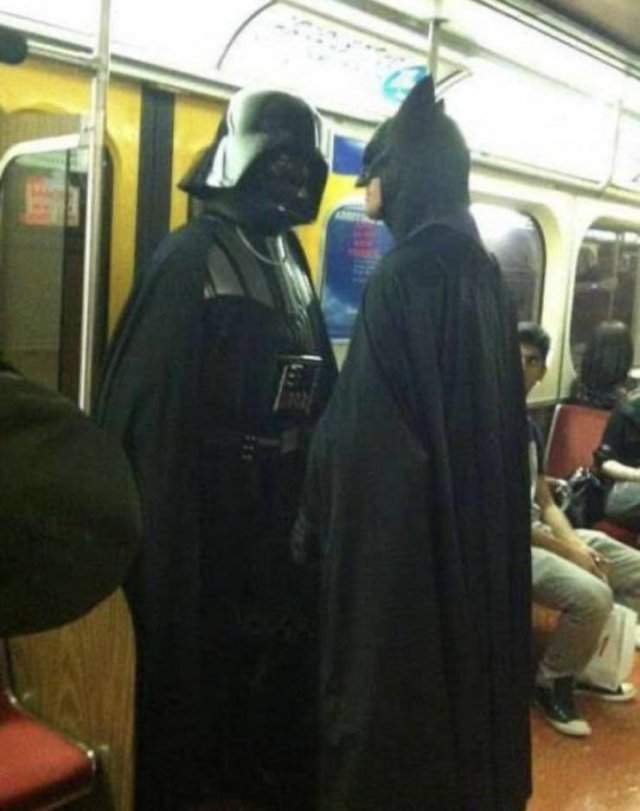 Бэтмен и Дарт Вейдер в метро