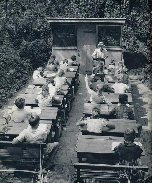 Классная комната под открытым небом в Нидерландах. Такие школы были построены для больных детей и для борьбы с туберкулезом, 1960-е