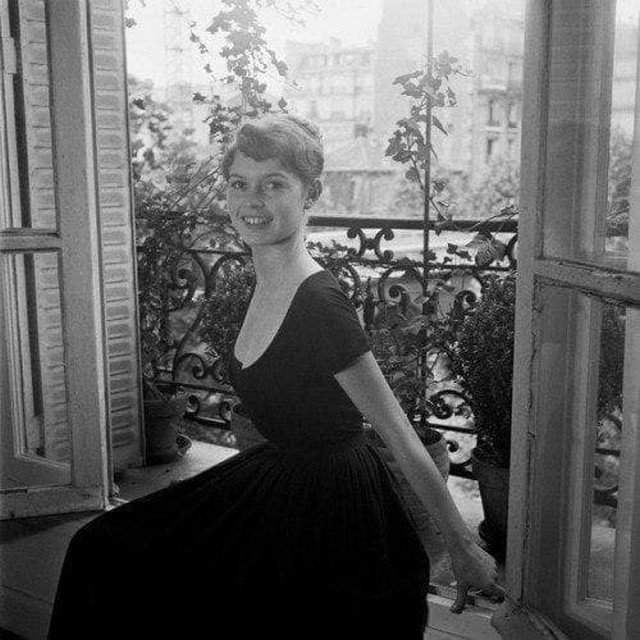 Молодая Бриджит Бардо в доме своих родителей в Париже в начале 1950-х годов.