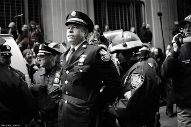 Капитана полиции Рейя Льюиса арестовали за то, что он принимал участие в протестах на Уолл-стрит в 2011 году.