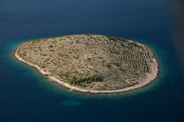Остров Бальенац, который выглядит как гигантский отпечаток пальца