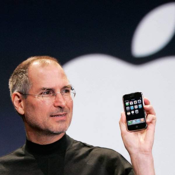 13 лет назад Стив Джобс показал нам самый первый iPhone.