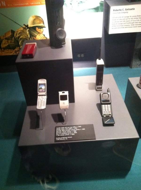 Мобильные телефоны, в частности Motorola RAZR, уже являются экспонатами музеев