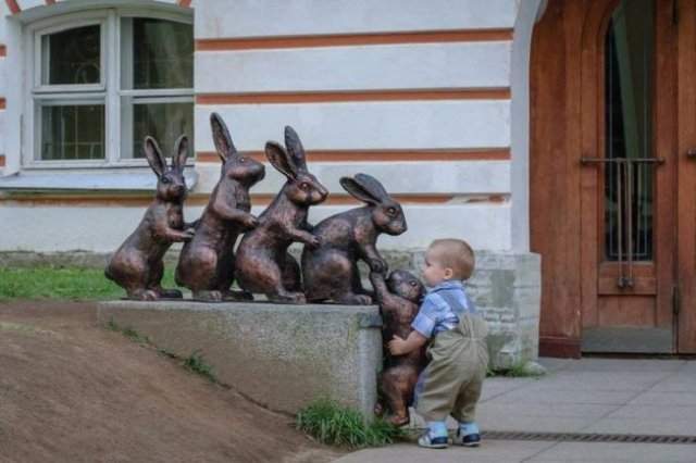 Мальчик и статуя с зайцами