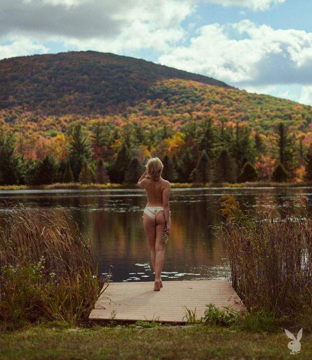 Кристяна Казакова позирует топлес на озере