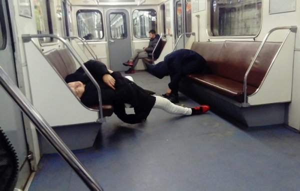 пьяные парни в метро