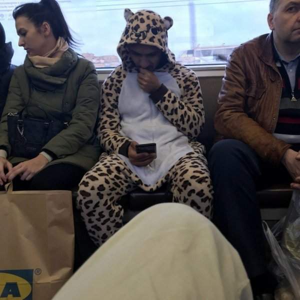 парень в костюме леопарда