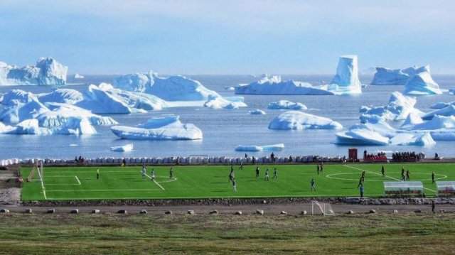 Футбольное поле на фоне айсбергов