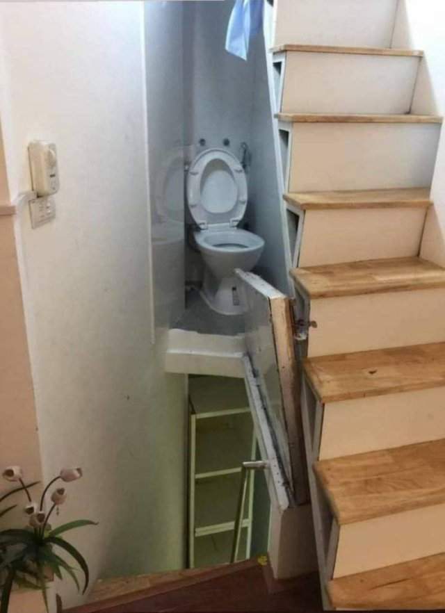 Туалет на лестнице