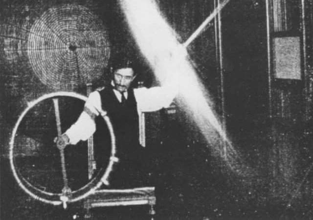 Тесла проводит эксперименты с беспроводным электричеством в 1899 году