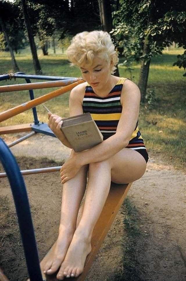 Мэрилин Монро на детской площадке читает роман Джеймса Джойса «Улисс», 1955 г.