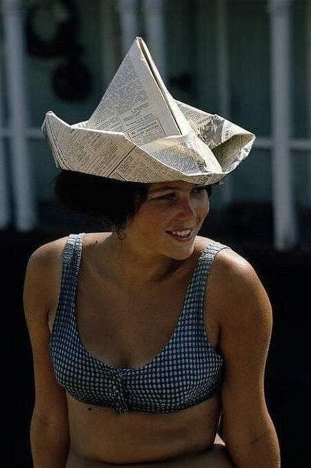 Девушка в шляпе из газеты, Хабаровск, СССР, 1970-е.
