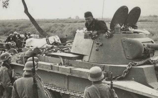 Советский танкист общается с немецкими военнослужащими, окрестности Бреста. Сентябрь 1939 года.