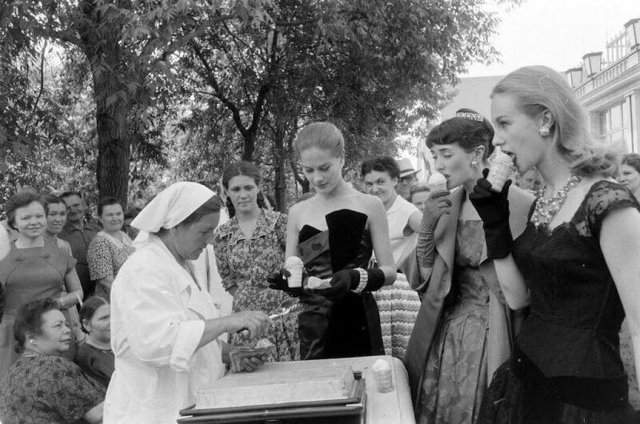 Британские модели пробуют советское мороженное в Москве, 1956 год