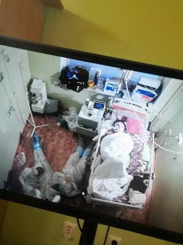 Фото дня: трое врачей уснули на полу около пациента, больного коронавирусом, в Сосновом Бору