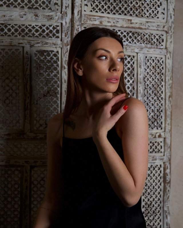 Александра Корендюк - новая девушка Романа Абрамовича в черном платье