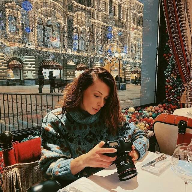 Александра Корендюк - новая девушка Романа Абрамовича в зеленой кофте на Красной площади