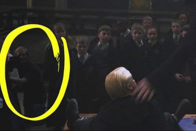 В одном из кадров фильма «Гарри Поттер и Тайная комната» можно заметить члена съемочной группы