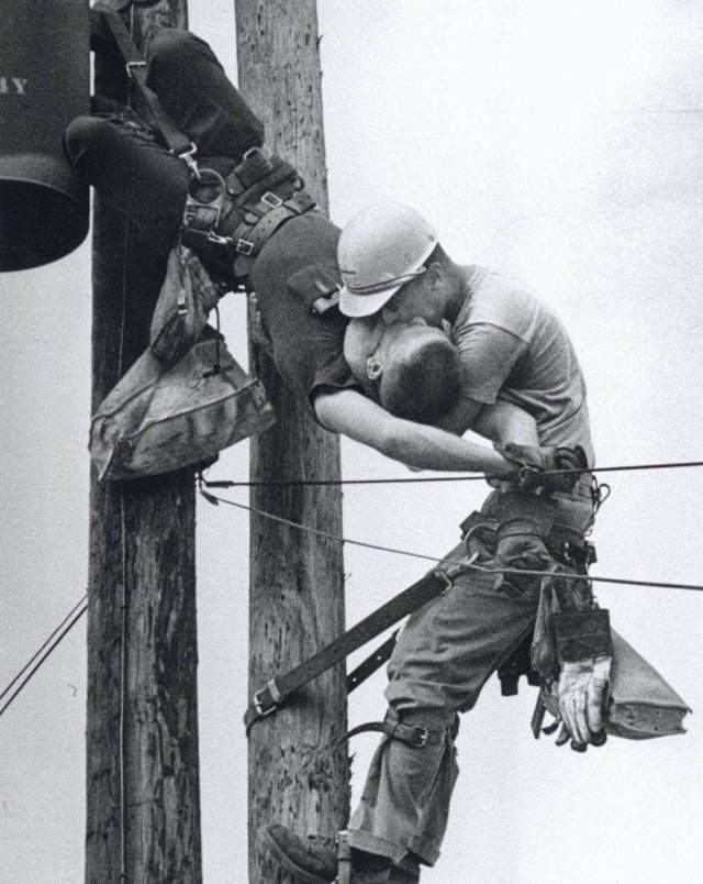 «Поцелуй жизни» — электрик делает искусственное дыхание напарнику, сердце которого остановилось из-за сильного удара током, 1967 год.