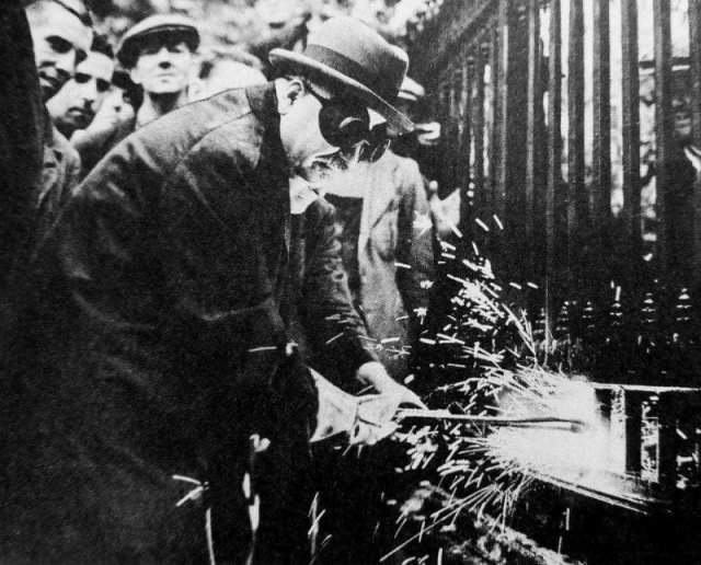 Посол в Великобритании Иван Михайлович Майский режет прутья решетчатого забора посольства СССР, чтобы пожертвовать металл на нужды военной промышленности. Лондон, Великобритания, 1943 год