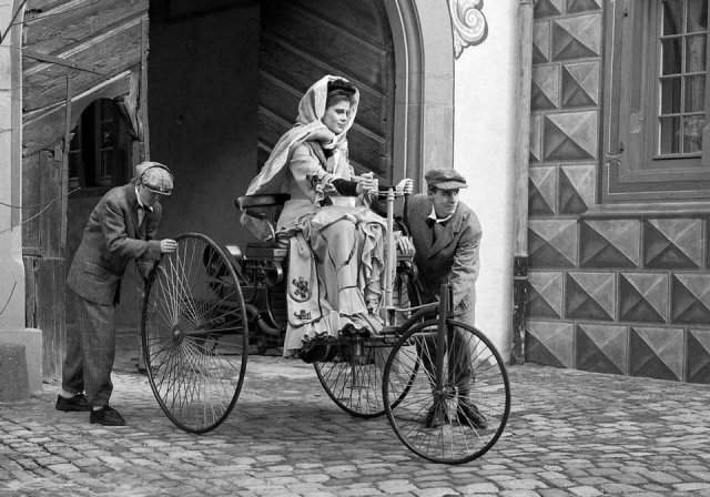 Берта Бенц - самая первая в мире женщина за рулём. 1888 год