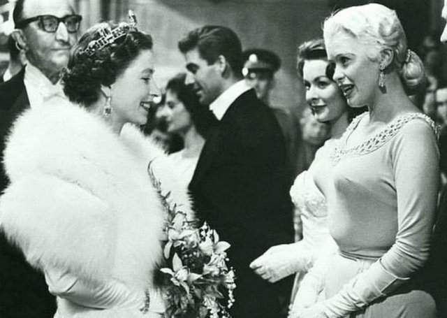 Британская королева Елизавета II встречается с актрисой Джейн Мэнсфилд, 1957 год