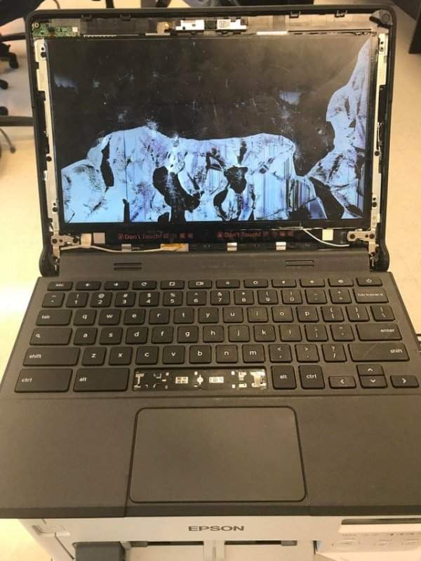 Ноутбук в кабинете информатики