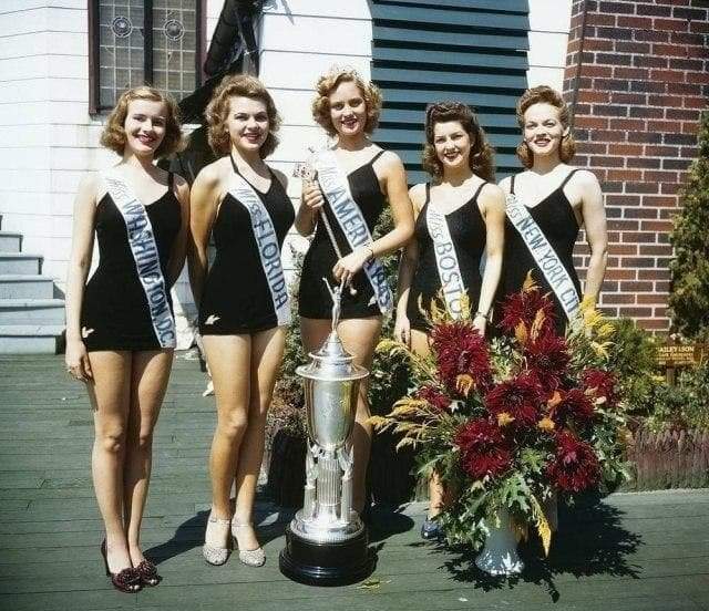 Мисс Америка 1943 - Джин Бартел (в центре).