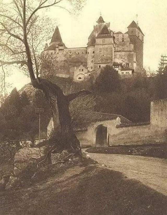 Замок Бран, более известный как &quot;Замок Графа Дракулы&quot;, в котором согласно легенде ночевал известный воевода Влад III Цепеш во время своих походов. Румыния, 1929 год.