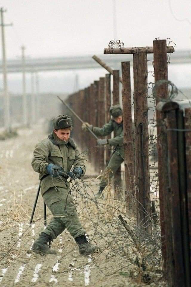 Конец эпохи: чехословацкие солдаты демонтируют пограничный забор, декабрь 1989 г.